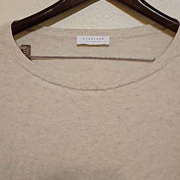 Everlane cashmere crew sweater size medium. - Picture 2 of 9